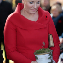 Kronprinsen og Kronprinsessen fikk stiklinger fra eiketreet i gave. Foto: Lise Åserud, NTB scanpix